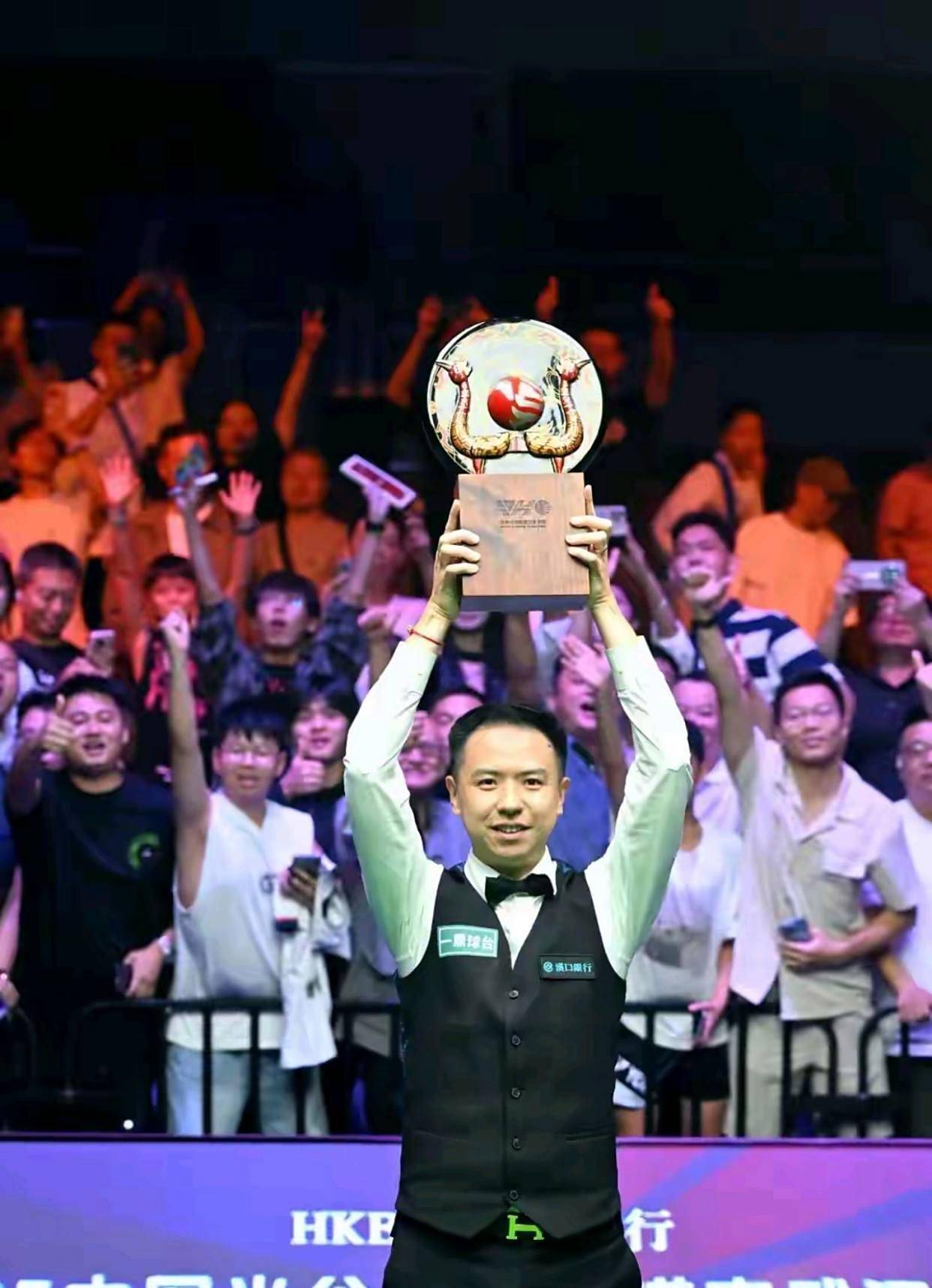 她面对一个 她面对一个